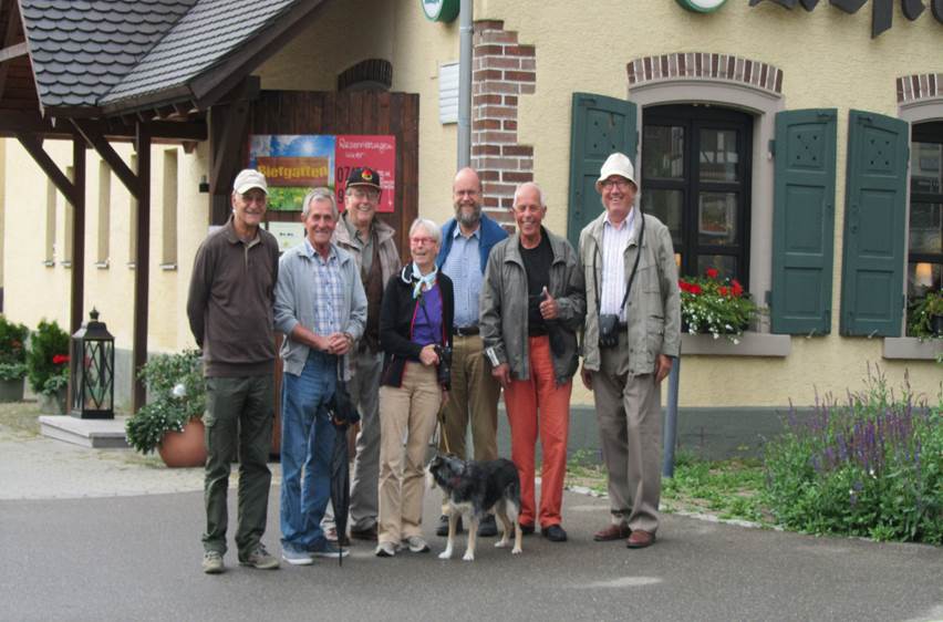 Teilnehmer an der Fossilienexkursion auf die Schwäbische Alb